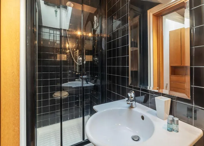 Orange With Bathroom And Shared Terrace Rzym