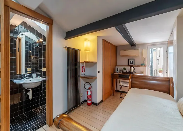 Orange With Bathroom And Shared Terrace